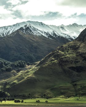 白雪皑皑的山脉与郁郁葱葱的绿色山谷，在宁静的风景中令人惊叹