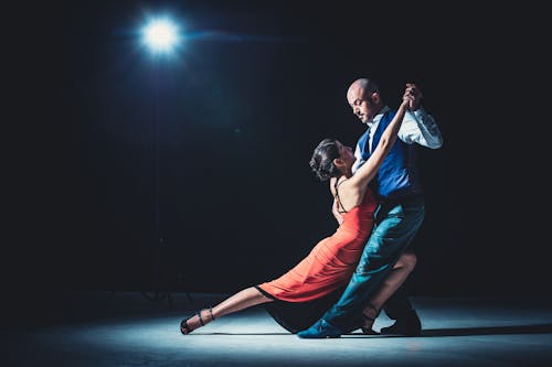 Femme Et Homme Dansant Sous La Lumière