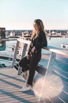 在爱沙尼亚塔林的码头旁，一位年轻时尚的女子正在摆姿势