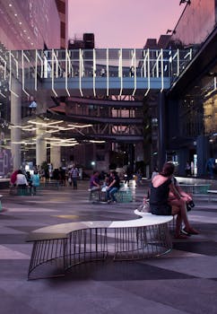 在曼谷充满活力的夜晚，人们坐在现代购物中心的户外