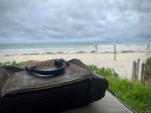 Fotos de stock gratuitas de bolso, bolso de cuero, en la playa