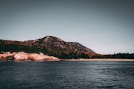 秋天的海边，宁静的山景非常适合大自然爱好者