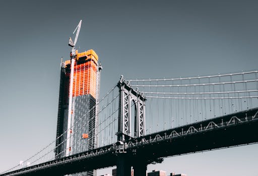 纽约市吊桥与新摩天大楼开发项目的景观极具戏剧性