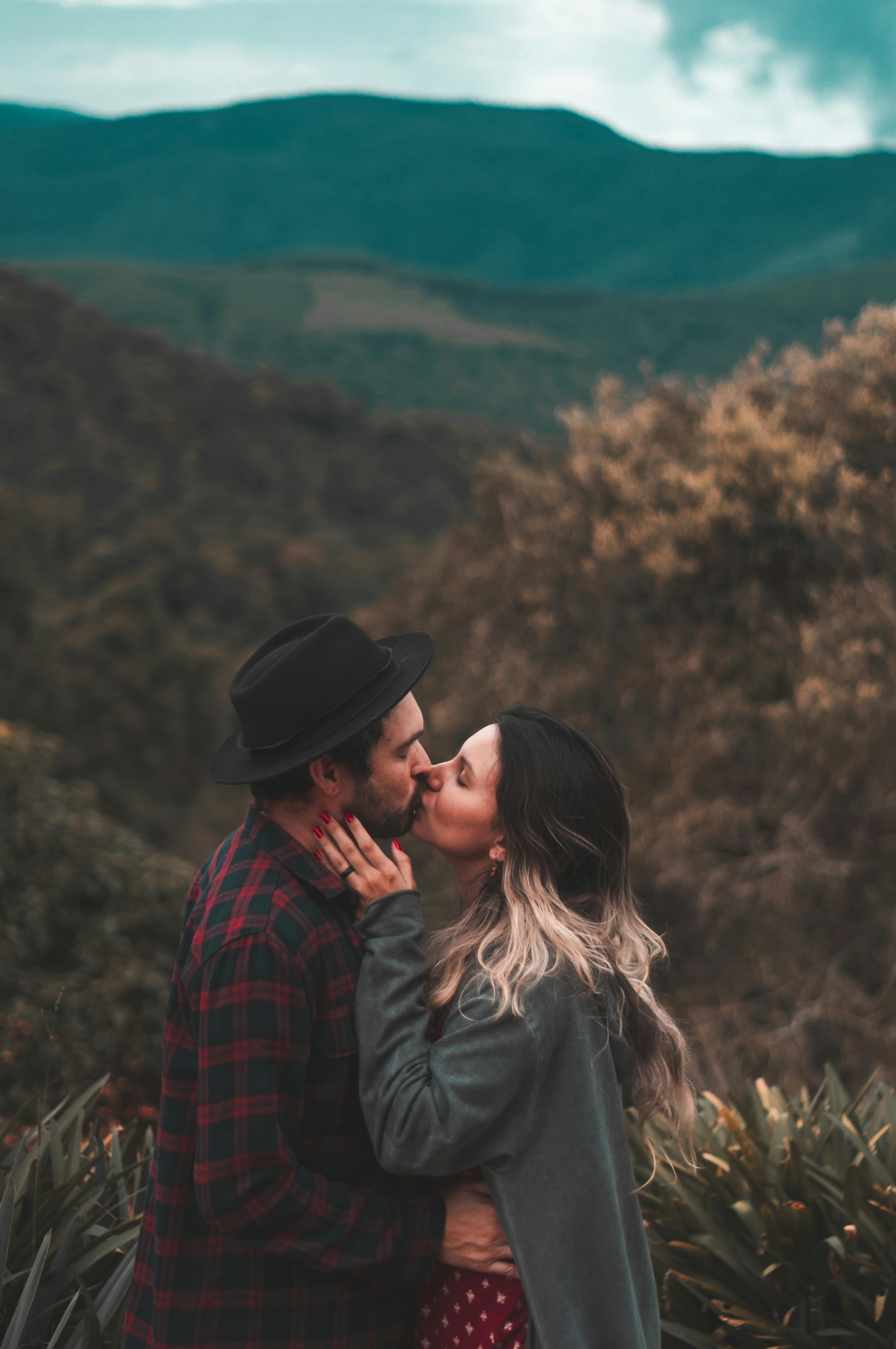 男と女が茶色の木の近くでキス 無料の写真素材 男と女が茶色の木の近くでキス 無料の写真素材
