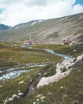 天空晴朗，河流蜿蜒，宁静的小山村