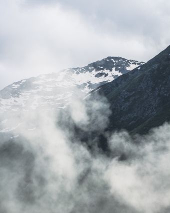 Cloud boiling against a snowfield, photo by Emre Can Acer on Pexels