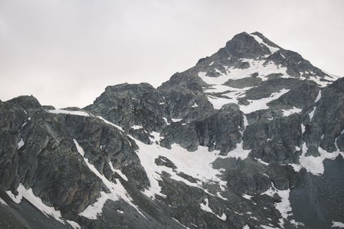 Montaña Cubierta De Nieve