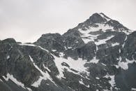 一座白雪皑皑的山峰令人惊叹，展现了大自然的美丽与宏伟