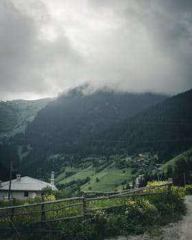 在多云的天空下，雾蒙蒙的山脉和乡村构成了一片风景