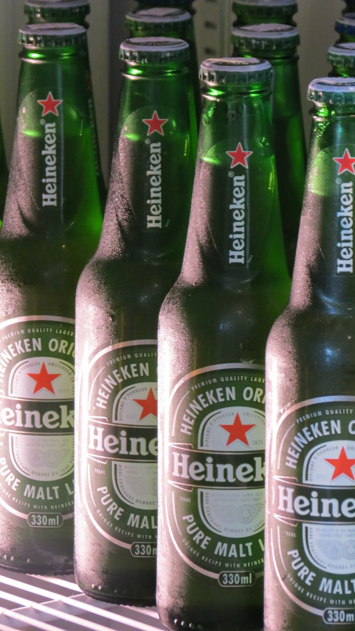Garrafas de Heineken bem geladas