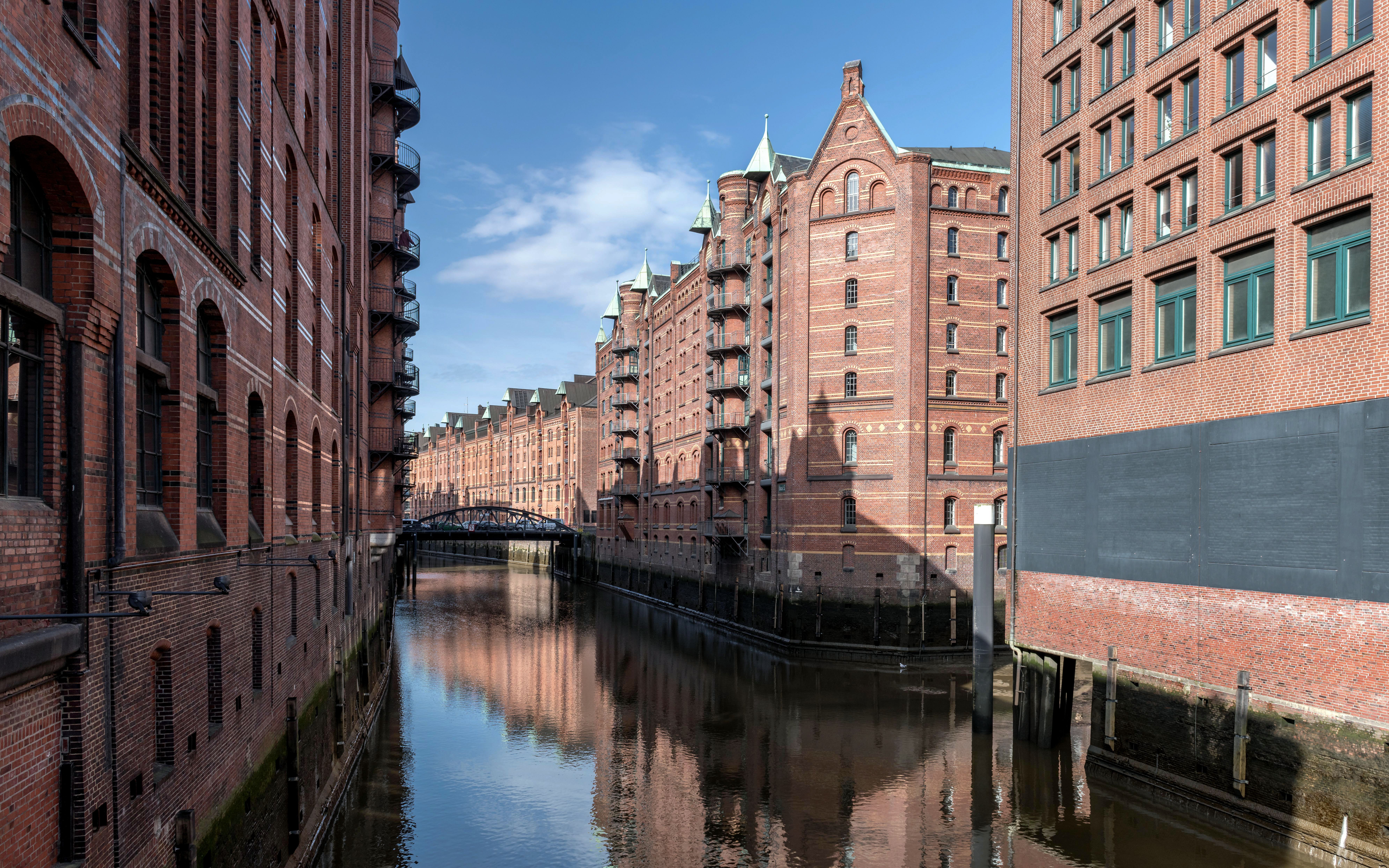Hamburg Speicherstadt: Magyar utazók útikalauz a kikötőnegyedhez – Hamburg Speicherstadt canal red brick warehouses