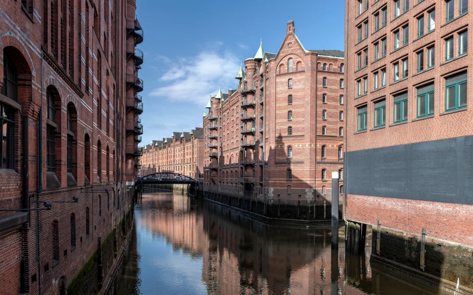 Hamburg Speicherstadt: Magyar utazók útikalauz a kikötőnegyedhez – Hamburg Speicherstadt canal red brick warehouses