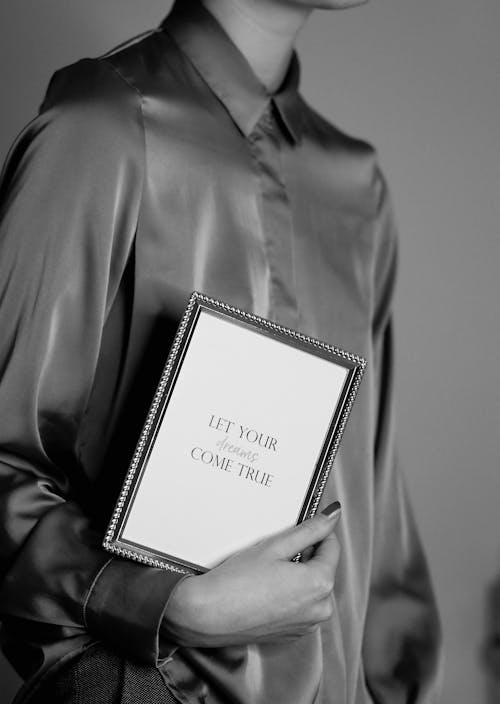 Darmowe zdjęcie z galerii z czarno-biały, hasło reklamowe, kobieta