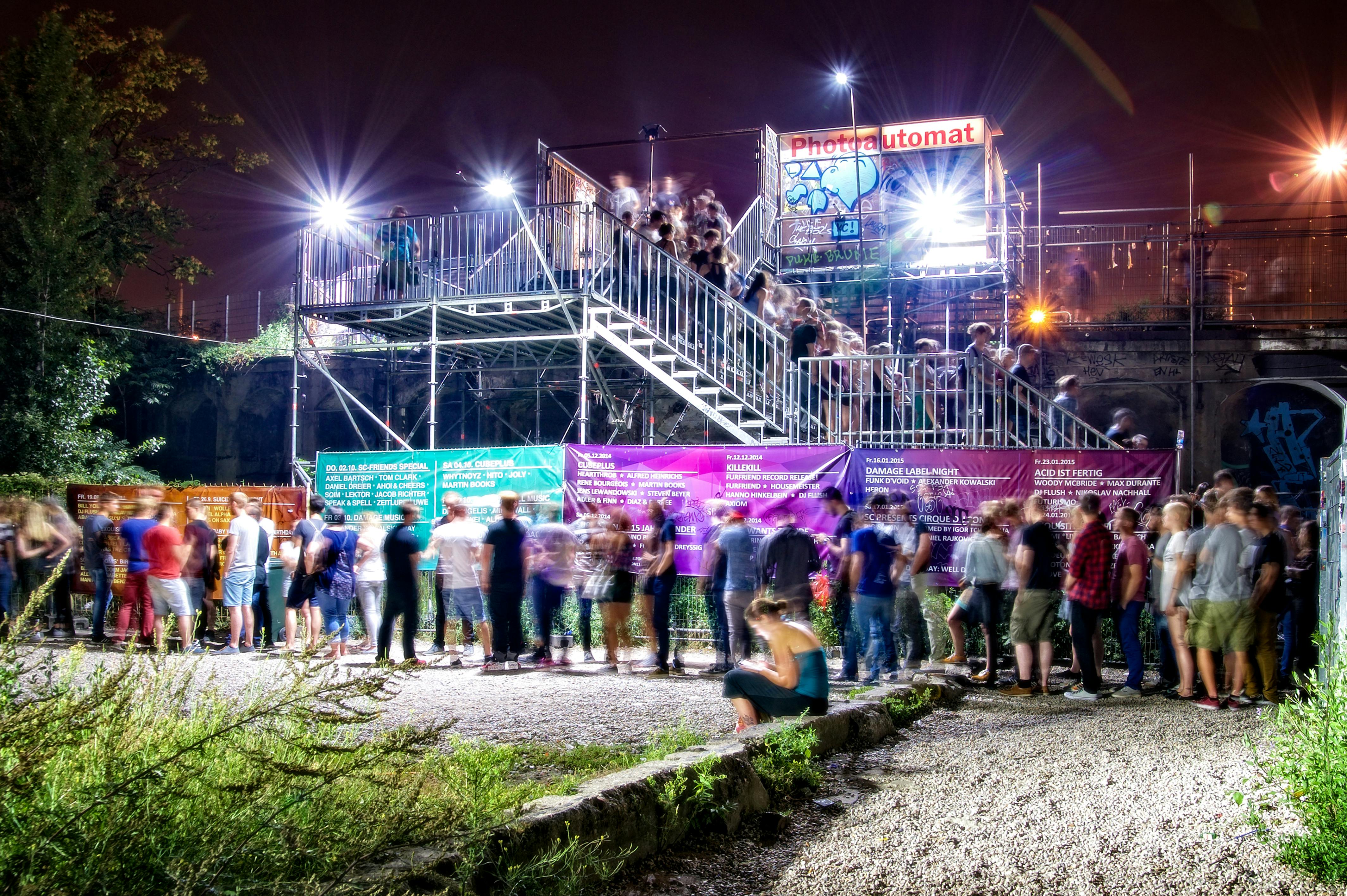 在户外活动中，充满活力的灯光和动态的运动模糊为人群注入了活力，营造出节日的气氛