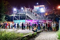 在户外活动中，充满活力的灯光和动态的运动模糊为人群注入了活力，营造出节日的气氛