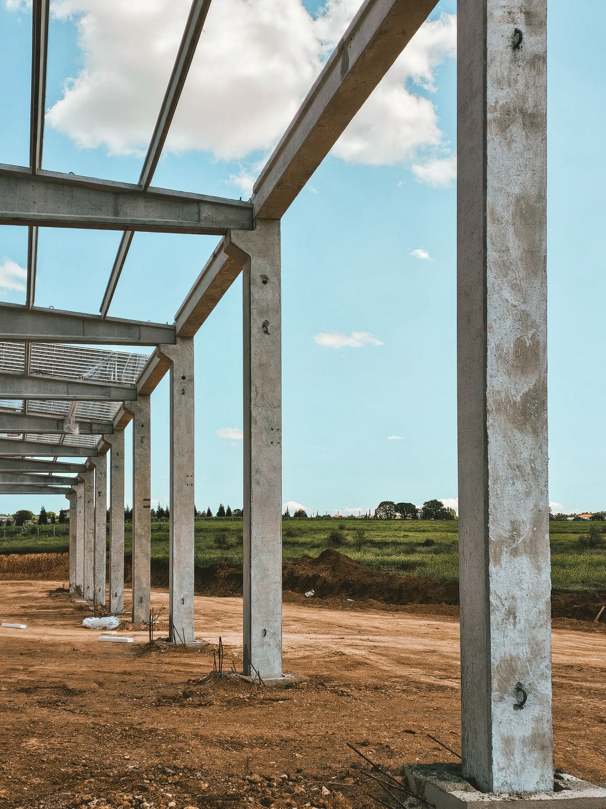 Piliers en béton d'une construction en milieu rural
