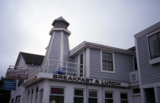 Charming lighthouse-themed café in Sausalito offering breakfast and lunch options in a coastal setting.