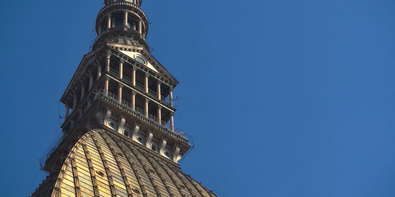 La Mole Antonelliana contra el cielo