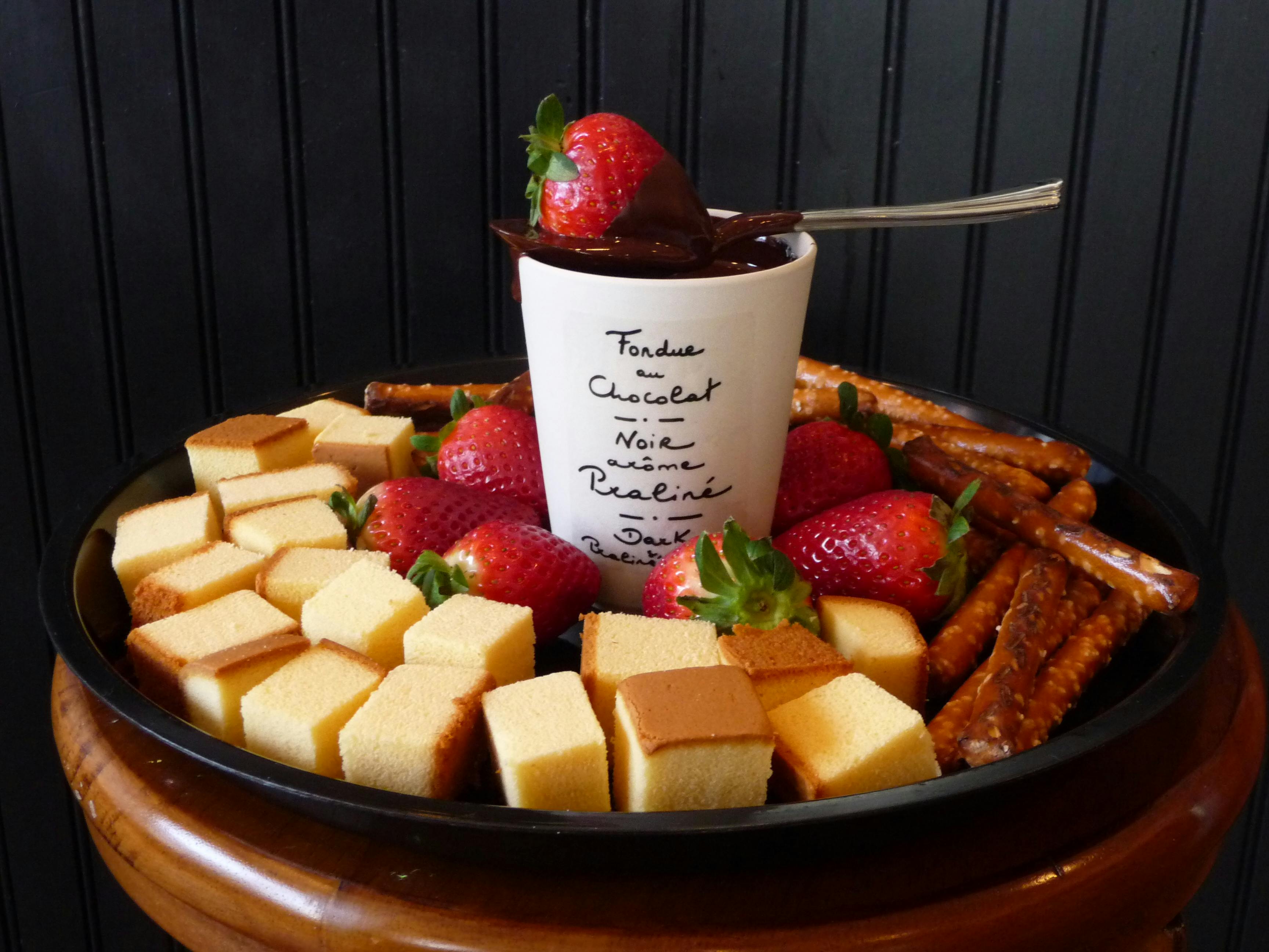 Tasse En Céramique Blanche Sur Le Dessus Sppon Et Fraise Entourée De Plan De Leche Et Fraise Sur ...