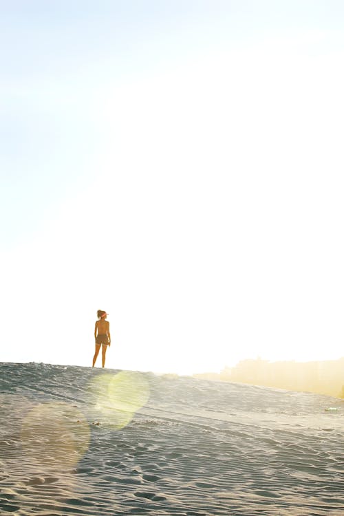 砂の上に立っている女性