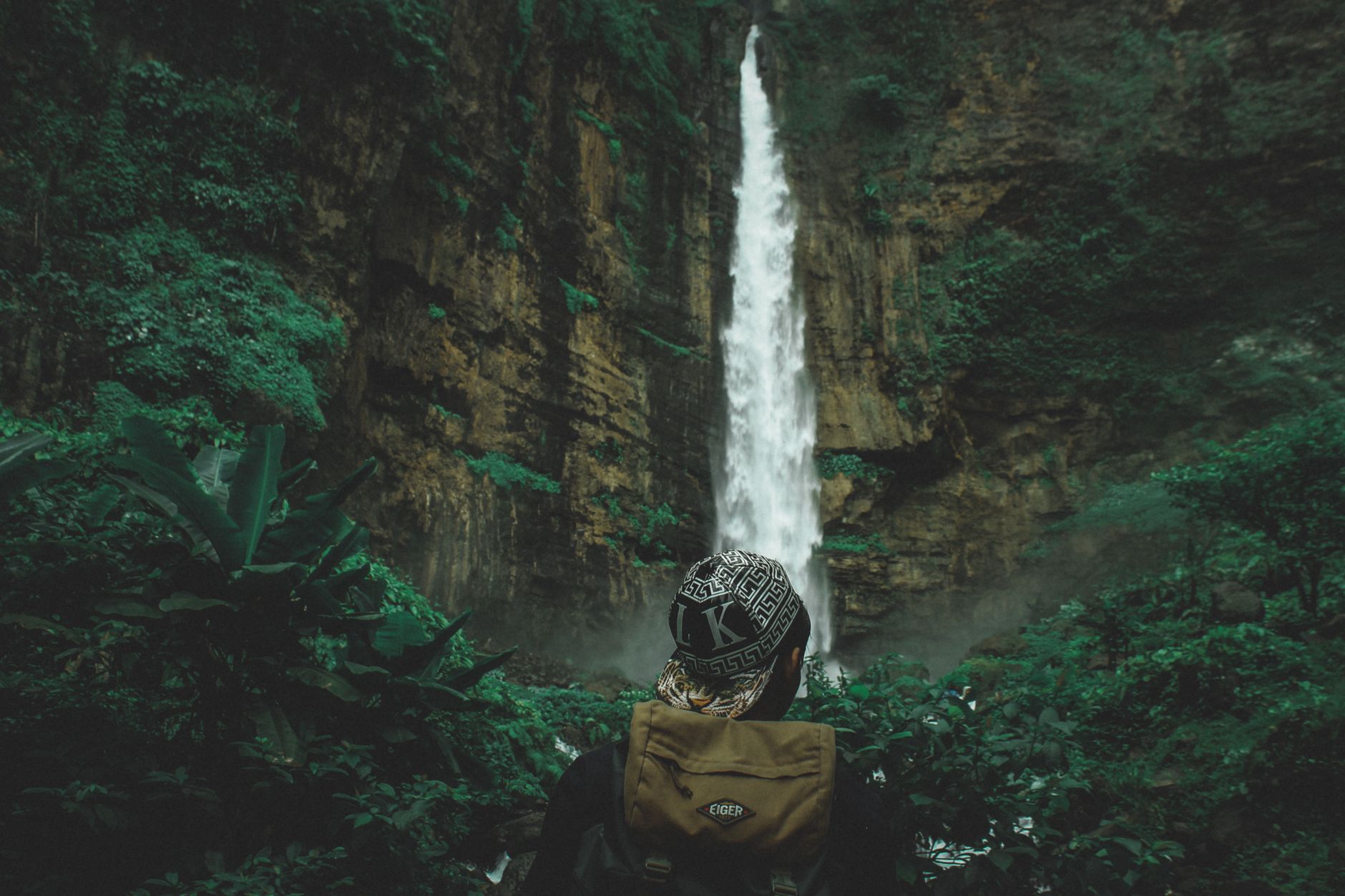 Jalur trekking tersembunyi menuju air terjun di kawasan Rancabali Ciwidey Jalur trekking tersembunyi menuju air terjun di kawasan Rancabali Ciwidey