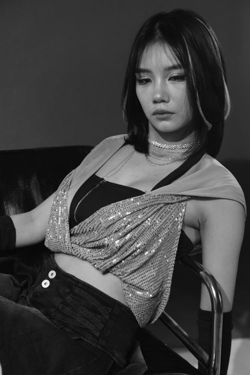 Free Striking black and white portrait of a woman in sequin attire, showcasing modern fashion elegance. Stock Photo