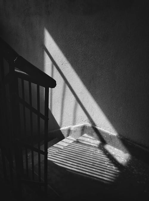 Безкоштовне стокове фото на тему «світло та тінь, чорний фон, чорно-білий»