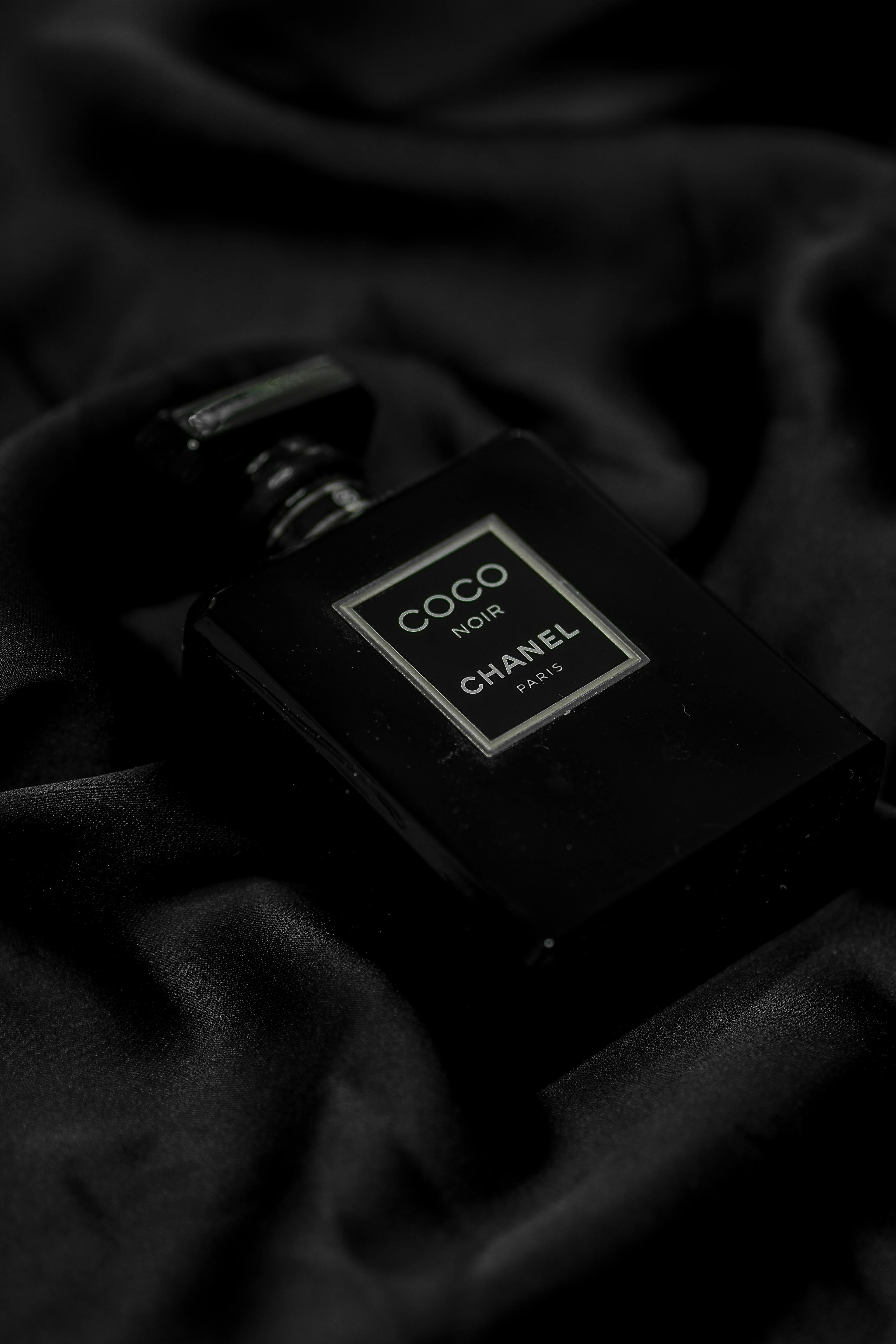 bezplatná Základová fotografie zdarma na téma aroma, bohatství, černá láhev Základová fotografie