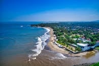 体验万丹的热带风情，从空中俯瞰其壮丽的海岸线