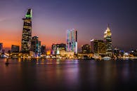 黄昏时分，胡志明市天际线的壮丽灯火倒映在水面上