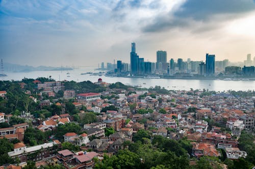 Vista Aérea De Edifícios Próximos Ao Corpo D'água