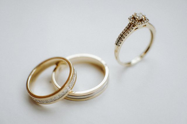 Gold bands and a diamond ring by Kenneth Surillo on Pexels