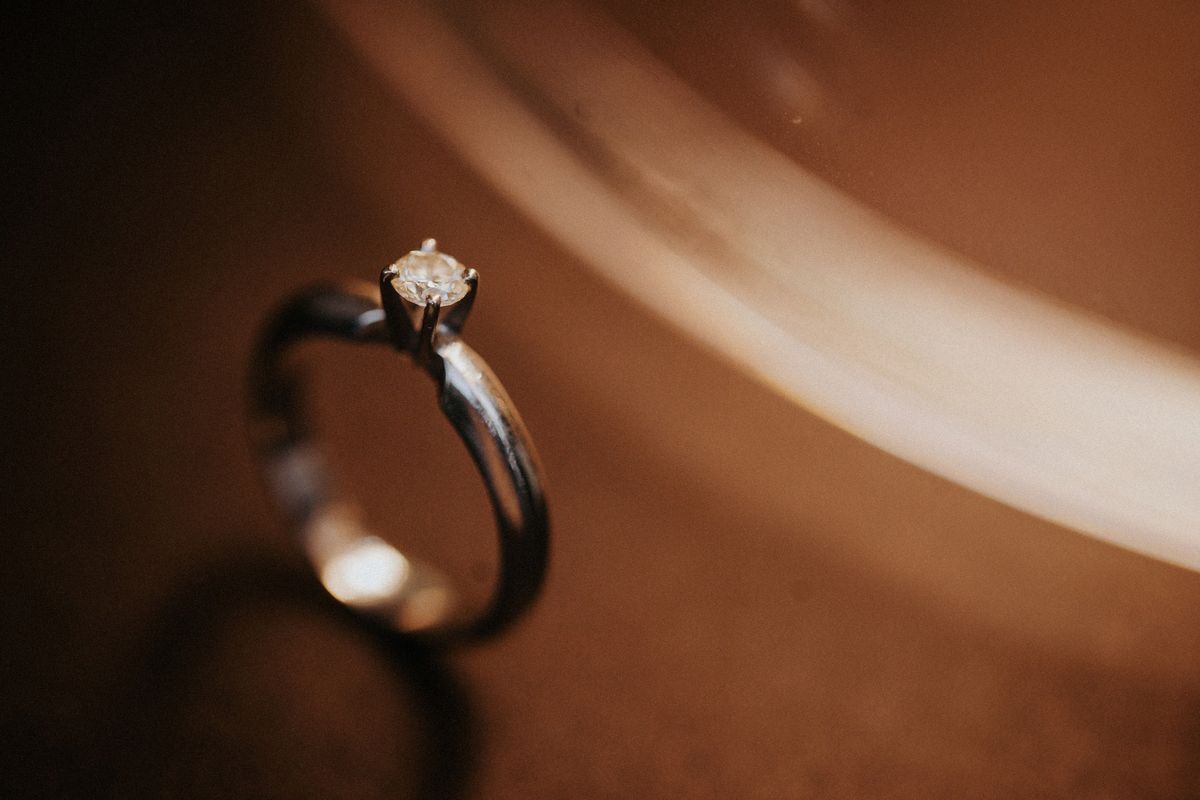 Detalle de engaste de diamantes