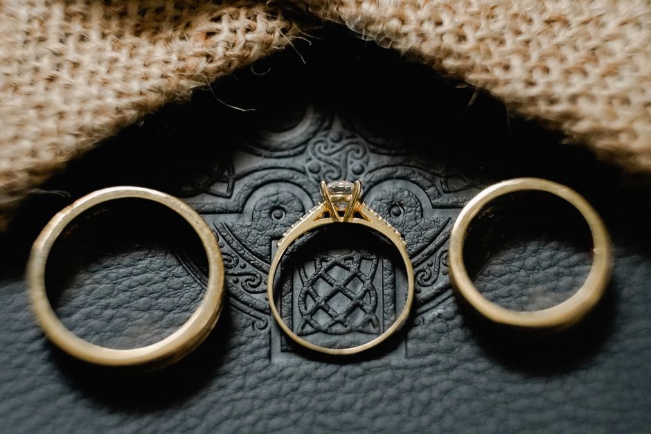 Gold Holds Steady as Dollar Wavers on Iran Uncertainty and Fed Focus