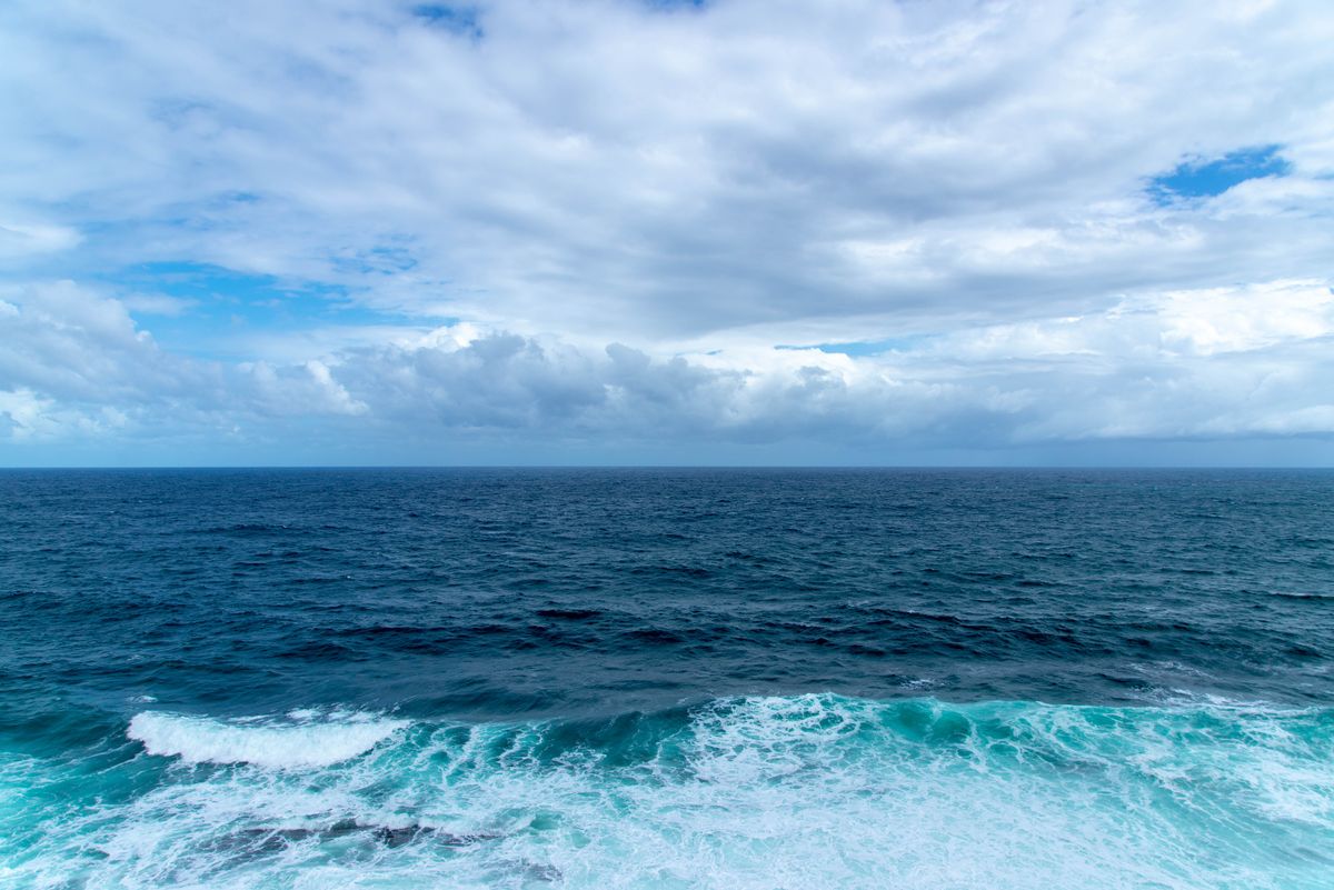 海に浮かぶ帆船のイメージ
