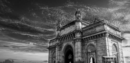 Imagine de stoc gratuită din alb-negru, arhitectura indiană, deasupra norilor