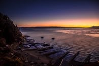 从玻利维亚的科帕卡巴纳，可以欣赏到宁静的水面与充满活力的天空映衬下的的喀喀湖壮丽日落