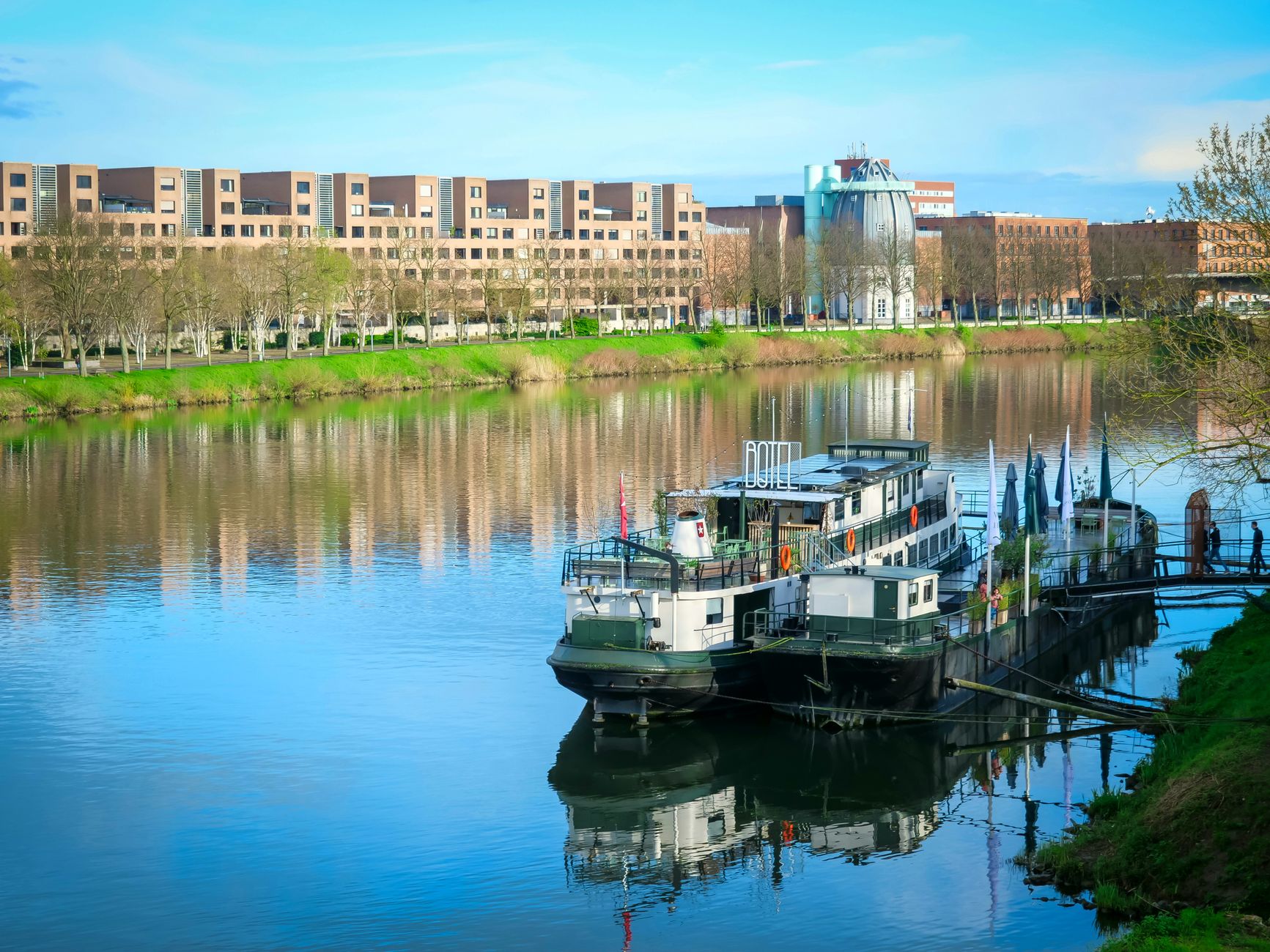 Persoon overleden na te water raken in Maas bij Eijsden