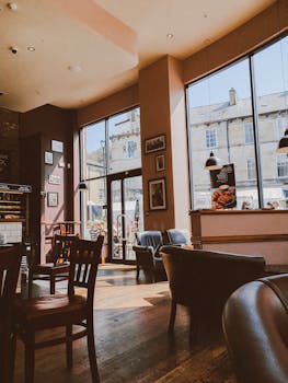 这家咖啡厅内部温暖而诱人，铺着木地板，并设有大窗户，让自然采光充分洒入