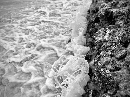 Kostnadsfri bild av havsvatten, stora stenar, strandvågor