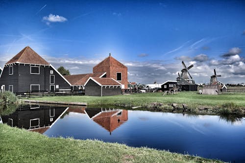 Kostenlos Brown Grey Barn House In Der Nähe Von Windmühle Während Des Tages Stock-Foto