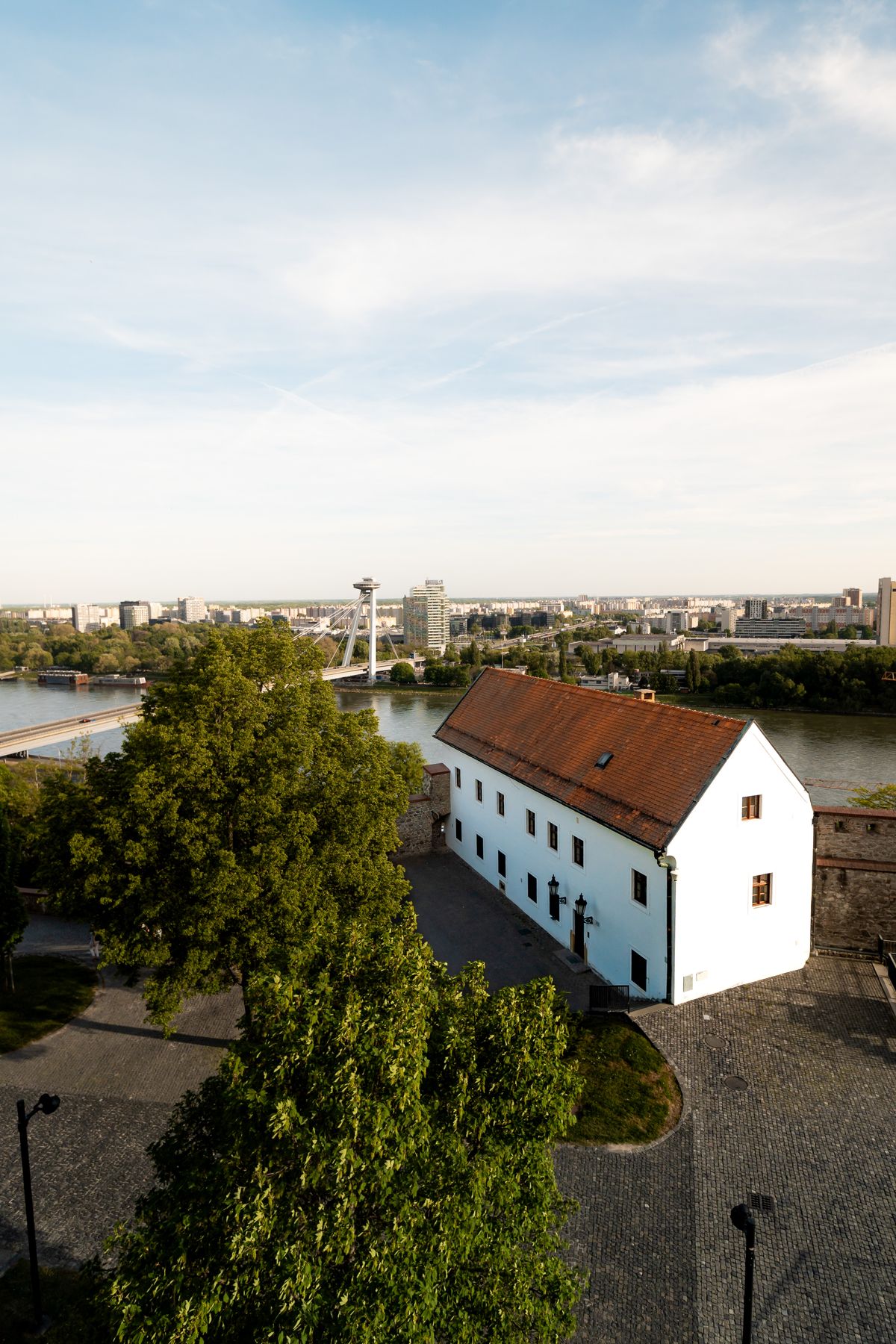 Bratislava - vedere aeriană peste oraș cu Dunărea
