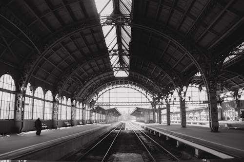 Foto En Escala De Grises De La Estación De Tren