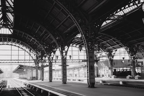 Ilmainen kuvapankkikuva tunnisteilla arkkitehtuuri, junanrata, mustavalkoinen