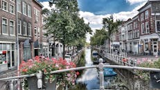 阿姆斯特丹运河两岸排列着历史建筑和自行车，风景优美