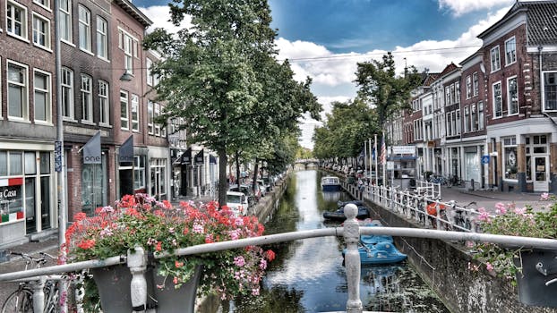 阿姆斯特丹运河两岸排列着历史建筑和自行车，风景优美