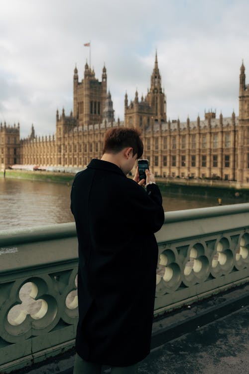 adam, akıllı telefon, arkadan görünüm içeren Ücretsiz stok fotoğraf