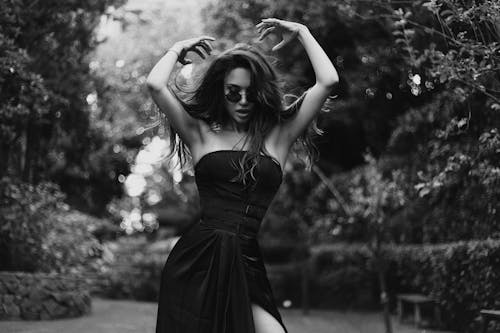黒のドレスを着た女性のセレクティブフォーカス写真