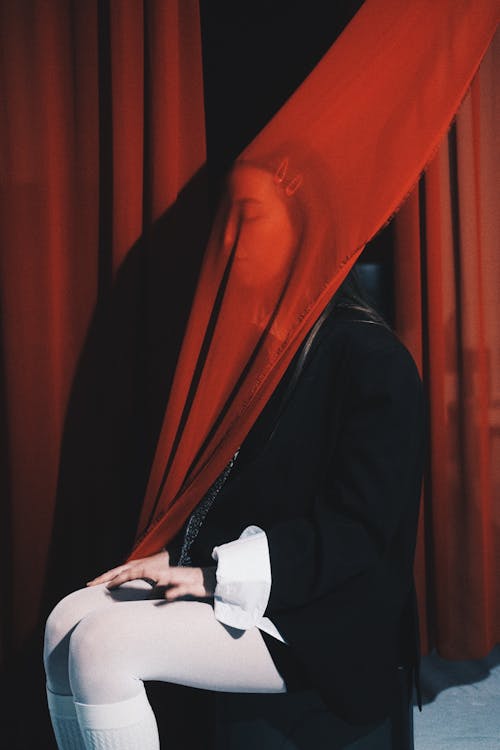 Darmowe zdjęcie z galerii z czerwone tło, fotografia mody, kobieta