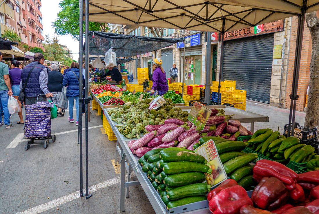 Kleurrijke marktkraampjes met verse producten op een markt